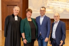 Die neuen Mitarbeiter im Büro, umrahmt von Martin Werth und Volker König